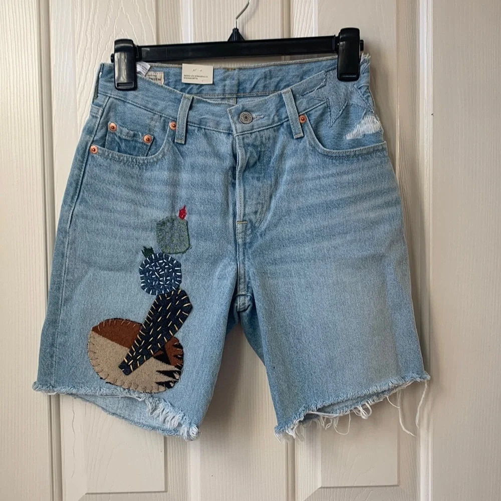 Levi’s 501 90’s embroidered short raw hem size 23